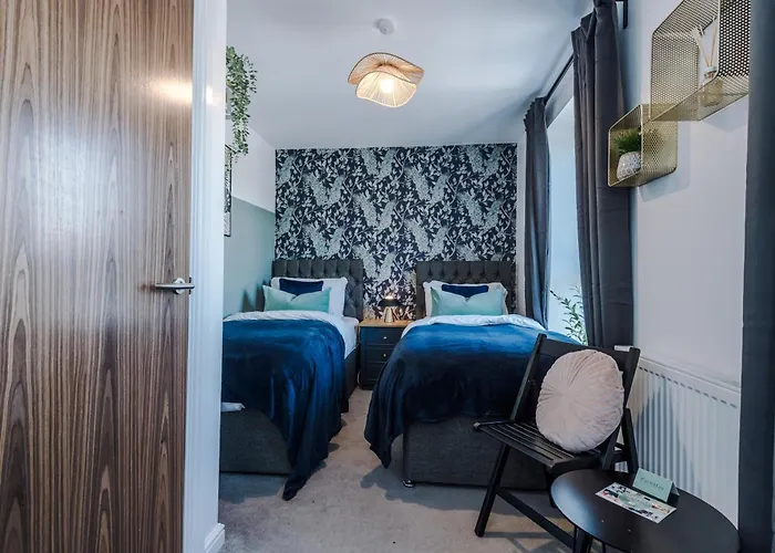 Stunning House By Purestay - 8 Beds With Free Parking