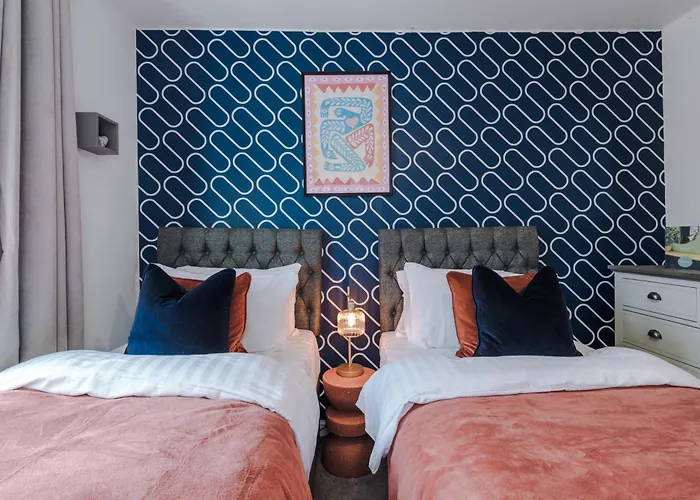 Stunning House By Purestay - 8 Beds With Free Parking Manchester