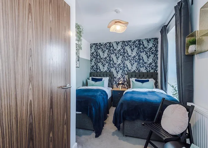 Stunning House By Purestay - 8 Beds With Free Parking *