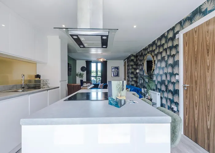 Stunning House By Purestay - 8 Beds With Free Parking マンチェスター