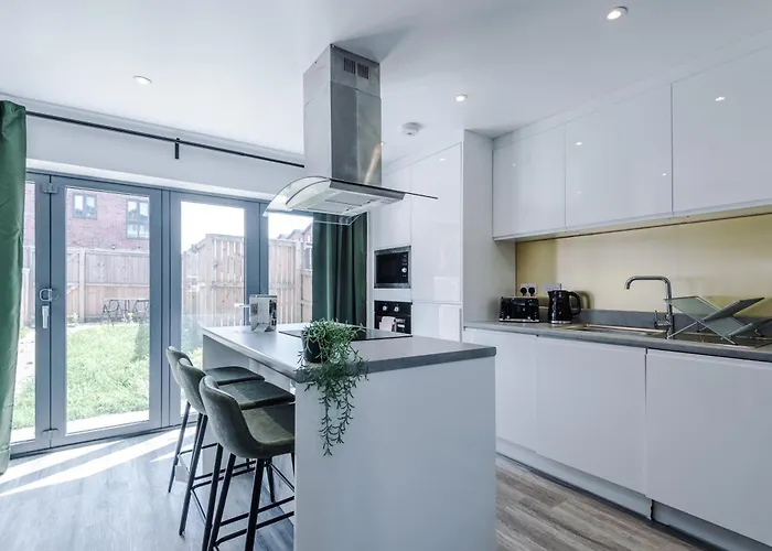 Stunning House By Purestay - 8 Beds With Free Parking *