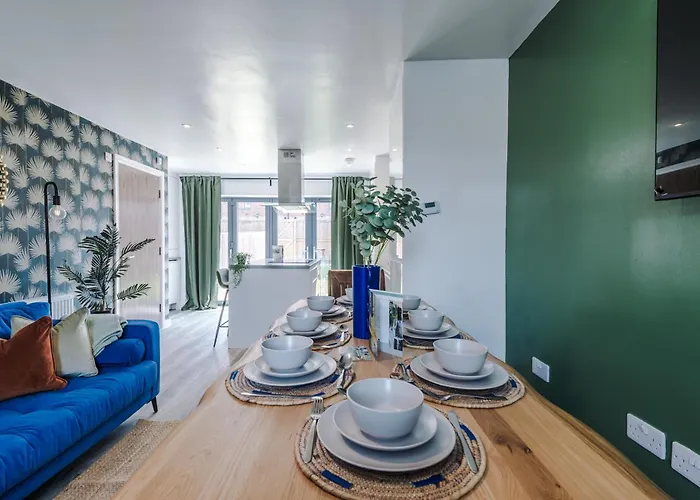 Stunning House By Purestay - 8 Beds With Free Parking Манчестер