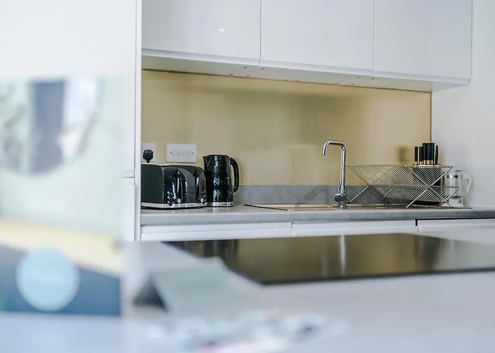 Дом отдыха Stunning House By Purestay - 8 Beds With Free Parking