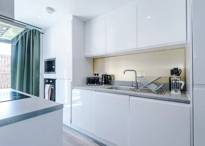 Stunning House By Purestay - 8 Beds With Free Parking Manchester