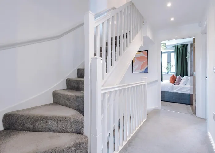 Stunning House By Purestay - 8 Beds With Free Parking *