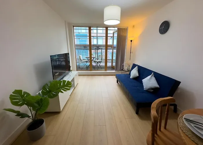 Stylish Centre Flat - Balcony And Parking *