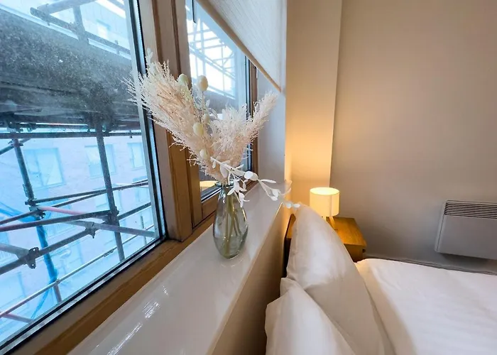 Stylish Centre Flat - Balcony And Parking