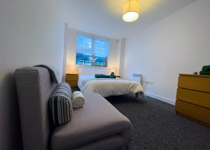 Stylish Centre Flat - Balcony And Parking