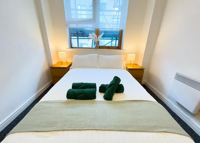 Stylish Centre Flat - Balcony And Parking Apartment