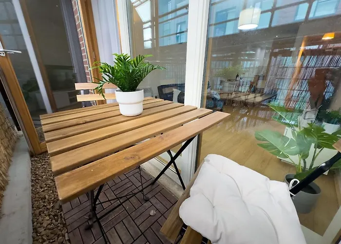 Stylish Centre Flat - Balcony And Parking Apartment