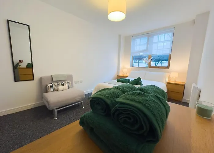 Stylish Centre Flat - Balcony And Parking *