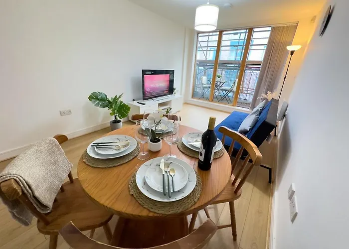 Stylish Centre Flat - Balcony And Parking Apartment *