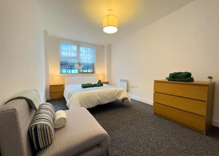 Stylish Centre Flat - Balcony And Parking 아파트