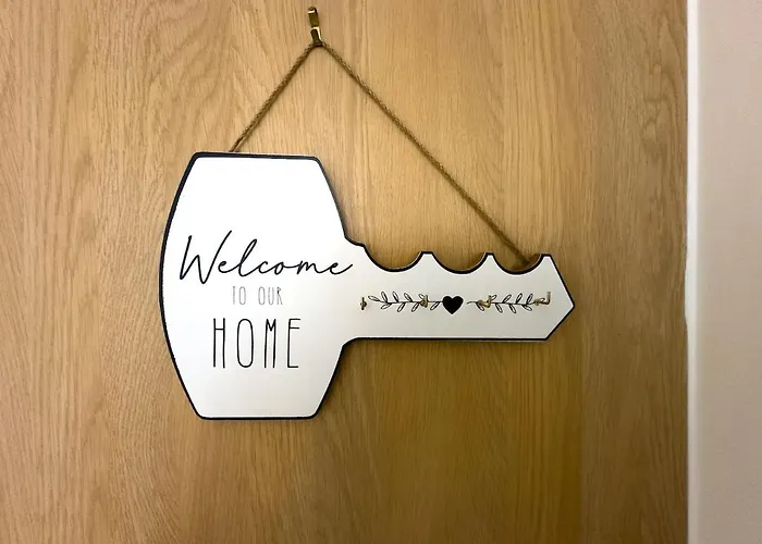 Stylish Centre Flat - Balcony And Parking