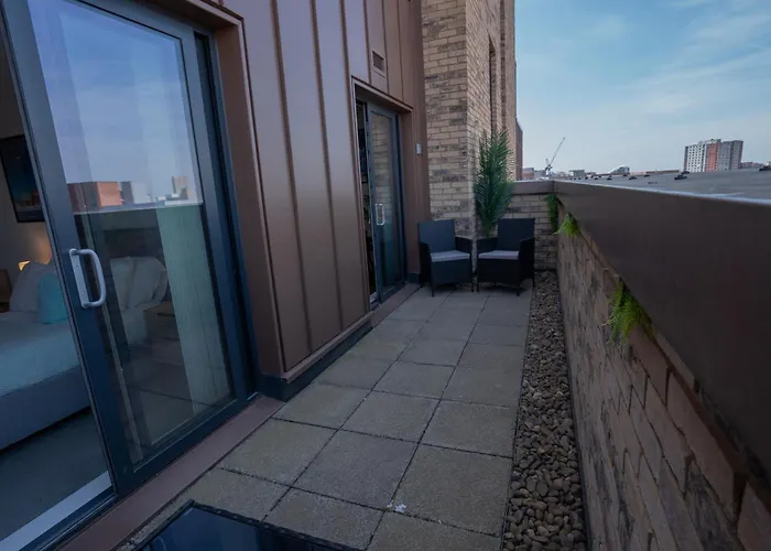 Luxury 2 Bed Penthouse Large Balcony Manchester