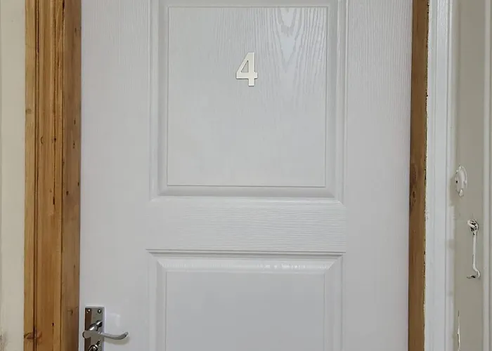 In 6 Minutes Drive To Victoria Station Pansiyon Manchester