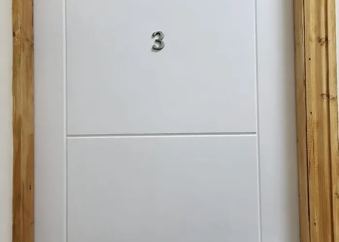 In 6 Minutes Drive To Victoria Station 民宿