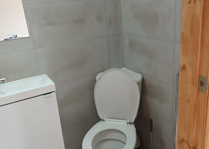 In 6 Minutes Drive To Victoria Station *