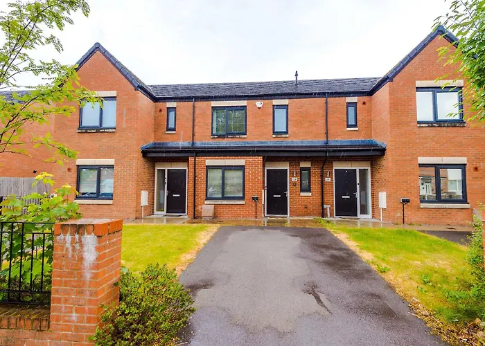 Spacious & Bright 2-bed By 53 Degrees Property, Perfect For Couples With Parking & Garden Vakantiehuis