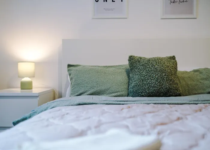 Stylish 2-bed Apartment, Sleeps 6, Free Parking 아파트