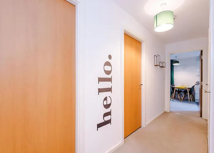 Stylish 2-bed Apartment, Sleeps 6, Free Parking *