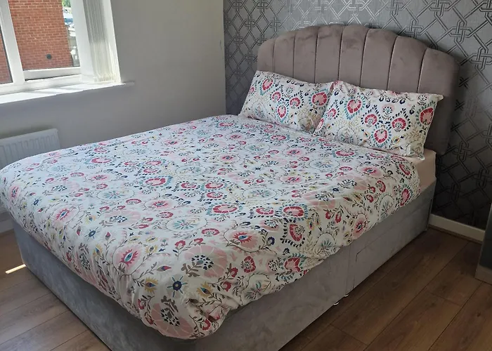 Stunning Canal View 2 Bedroom With Free Parking