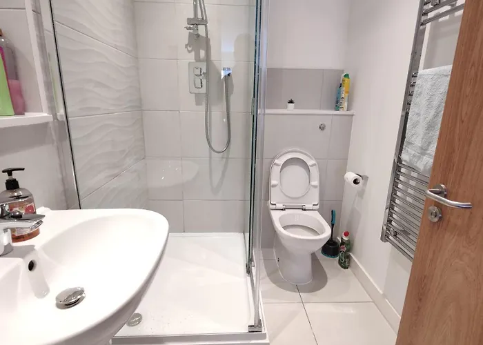 Bee Cosy - Near Train Stations And Shopping Centre With Paid Private Parking, 500mbps Internet And Netflix Apartamento