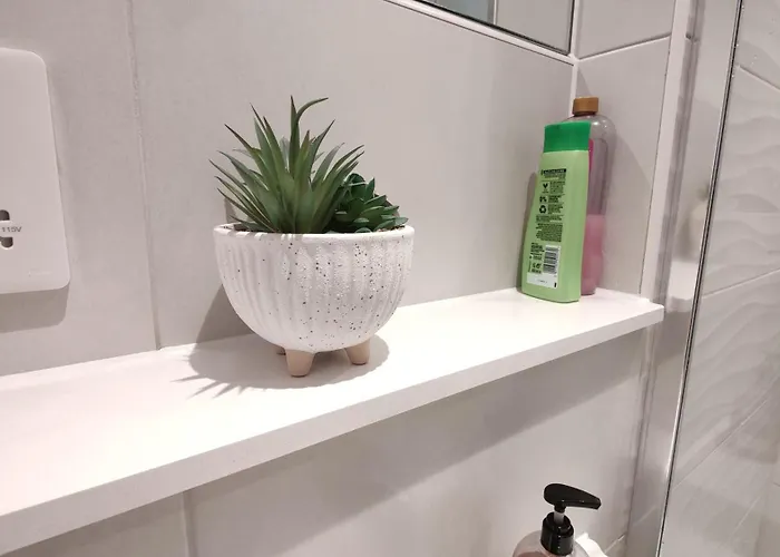 Bee Cosy - Near Train Stations And Shopping Centre With Paid Private Parking, 500mbps Internet And Netflix Apartment Manchester