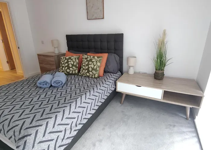 アパート Bee Cosy - Near Train Stations And Shopping Centre With Paid Private Parking, 500mbps Internet And Netflix *