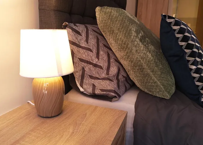 Bee Cosy - Near Train Stations And Shopping Centre With Paid Private Parking, 500mbps Internet And Netflix