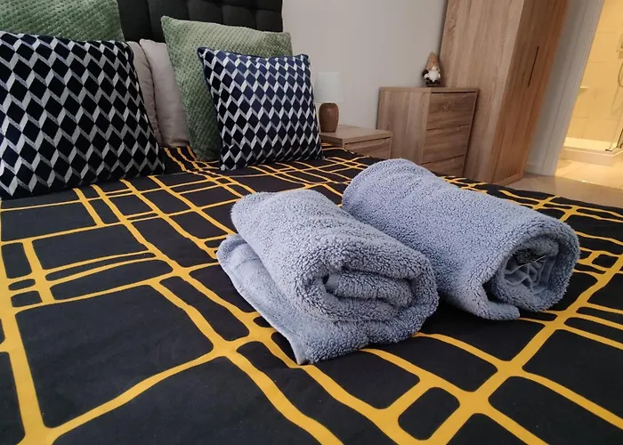 Bee Cosy - Near Train Stations And Shopping Centre With Paid Private Parking, 500mbps Internet And Netflix Apartment *