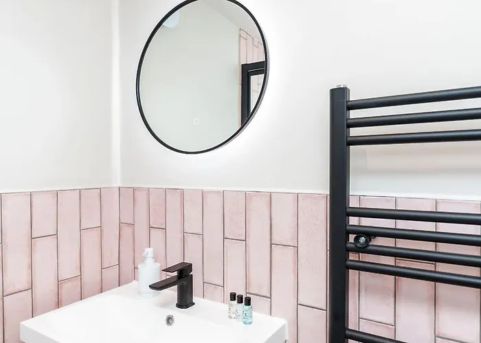 2 Bedroom, 2 Bathroom Apartment, Close To Mcr Centre