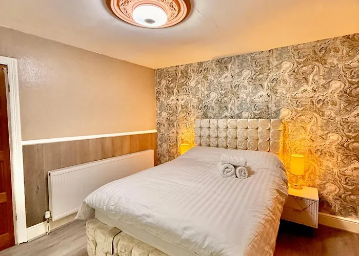 Full With Free Parking In Moss Bank, Crumpsall,