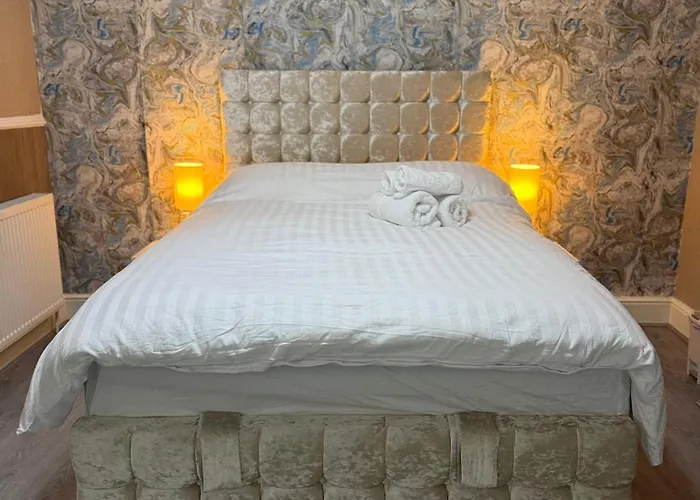 Full With Free Parking In Moss Bank, Crumpsall, * Manchester