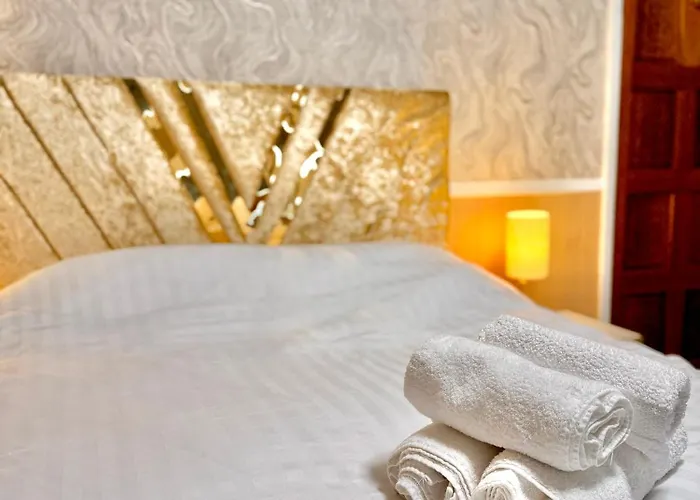 Full With Free Parking In Moss Bank, Crumpsall, *