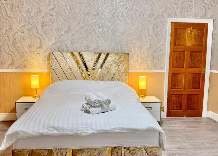 Full With Free Parking In Moss Bank, Crumpsall,