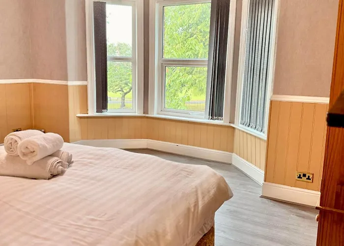 Full With Free Parking In Moss Bank, Crumpsall, Semesterbostad Manchester