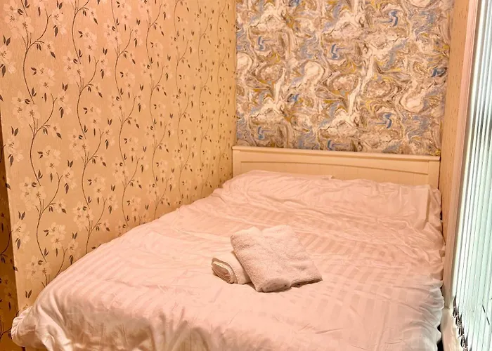 Full With Free Parking In Moss Bank, Crumpsall, *