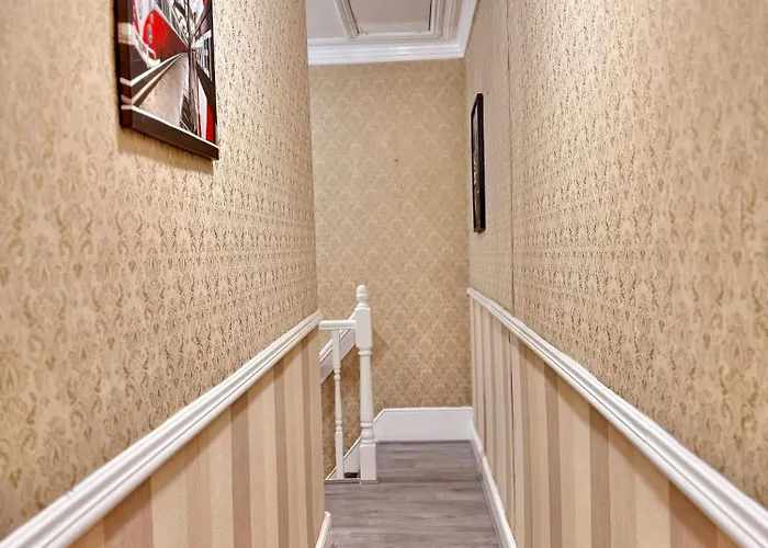 Full With Free Parking In Moss Bank, Crumpsall, * Manchester