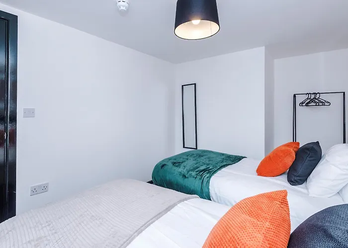 Large 4br House, Sleeps 8, Parking, Full Kitchen, Ideal For Groups, Family, Contractors Holiday home *