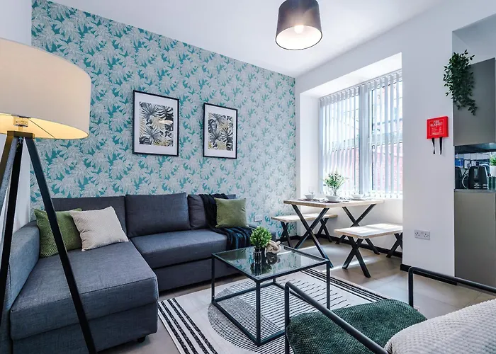 Holiday home Large 4br House, Sleeps 8, Parking, Full Kitchen, Ideal For Groups, Family, Contractors