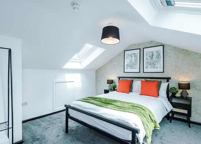 Large 4br House, Sleeps 8, Parking, Full Kitchen, Ideal For Groups, Family, Contractors Mánchester