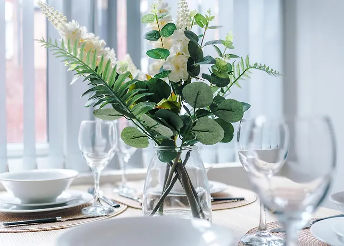 Large 4br House, Sleeps 8, Parking, Full Kitchen, Ideal For Groups, Family, Contractors Manchester