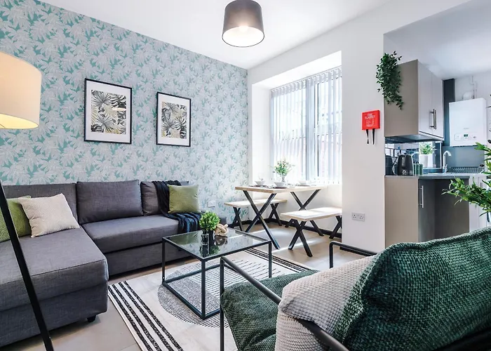 Holiday home Large 4br House, Sleeps 8, Parking, Full Kitchen, Ideal For Groups, Family, Contractors *