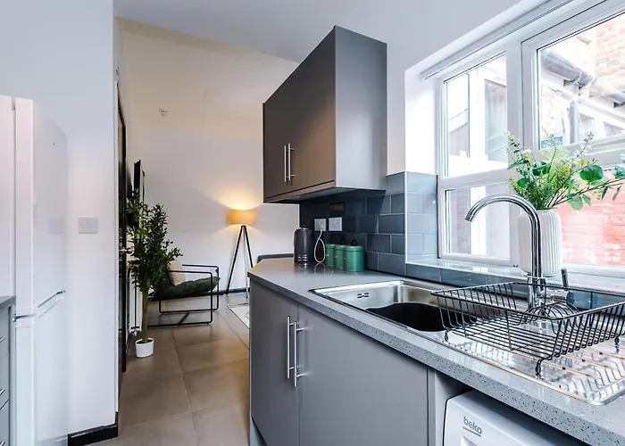 Large 4br House, Sleeps 8, Parking, Full Kitchen, Ideal For Groups, Family, Contractors Holiday home