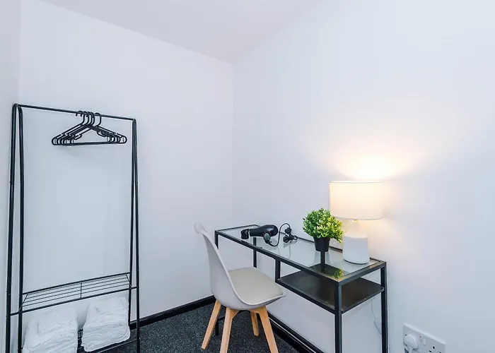 Large 4br House, Sleeps 8, Parking, Full Kitchen, Ideal For Groups, Family, Contractors Сasa de vacaciones Mánchester