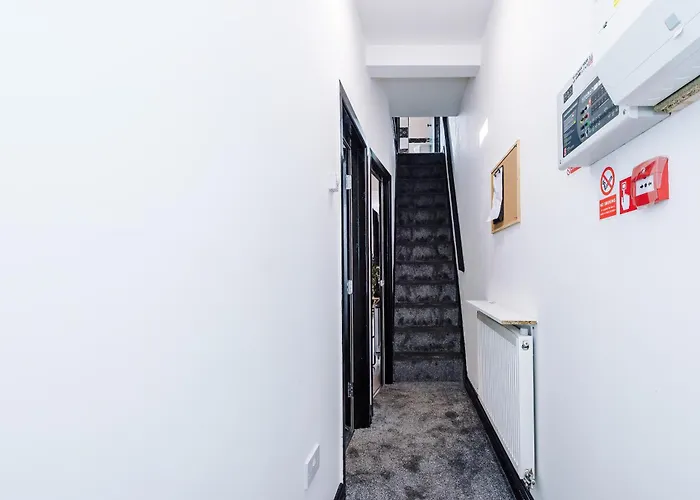 Large 4br House, Sleeps 8, Parking, Full Kitchen, Ideal For Groups, Family, Contractors Сasa de vacaciones