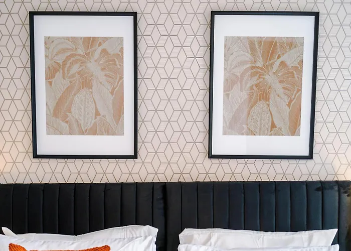 Holiday home Large 4br House, Sleeps 8, Parking, Full Kitchen, Ideal For Groups, Family, Contractors *