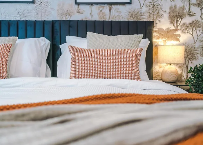 Large 4br House, Sleeps 8, Parking, Full Kitchen, Ideal For Groups, Family, Contractors * Mánchester