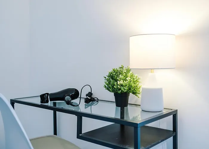 Large 4br House, Sleeps 8, Parking, Full Kitchen, Ideal For Groups, Family, Contractors *